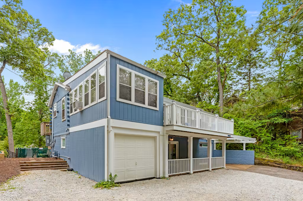 Your Lake Michigan getaway begins at Barefoot Cottage.