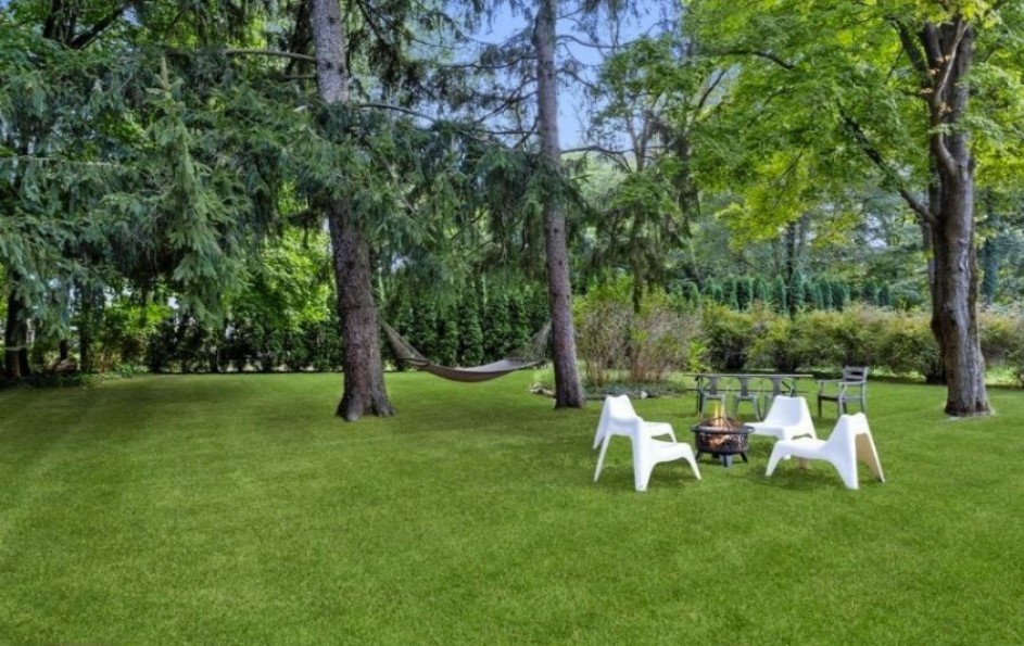 Hammock for naps, fire pit for s’mores, and chairs for deep life talks (or just arguing about who gets the last marshmallow)!
