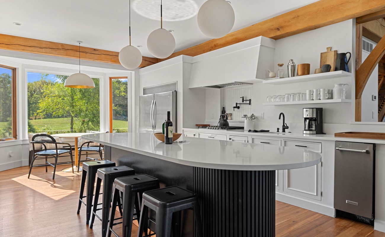 Coffee in the morning, wine in the evening—this kitchen is the perfect backdrop for every moment.