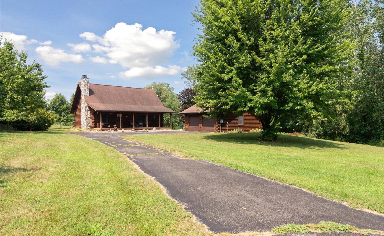 A private drive leads you to County Line Cabin.