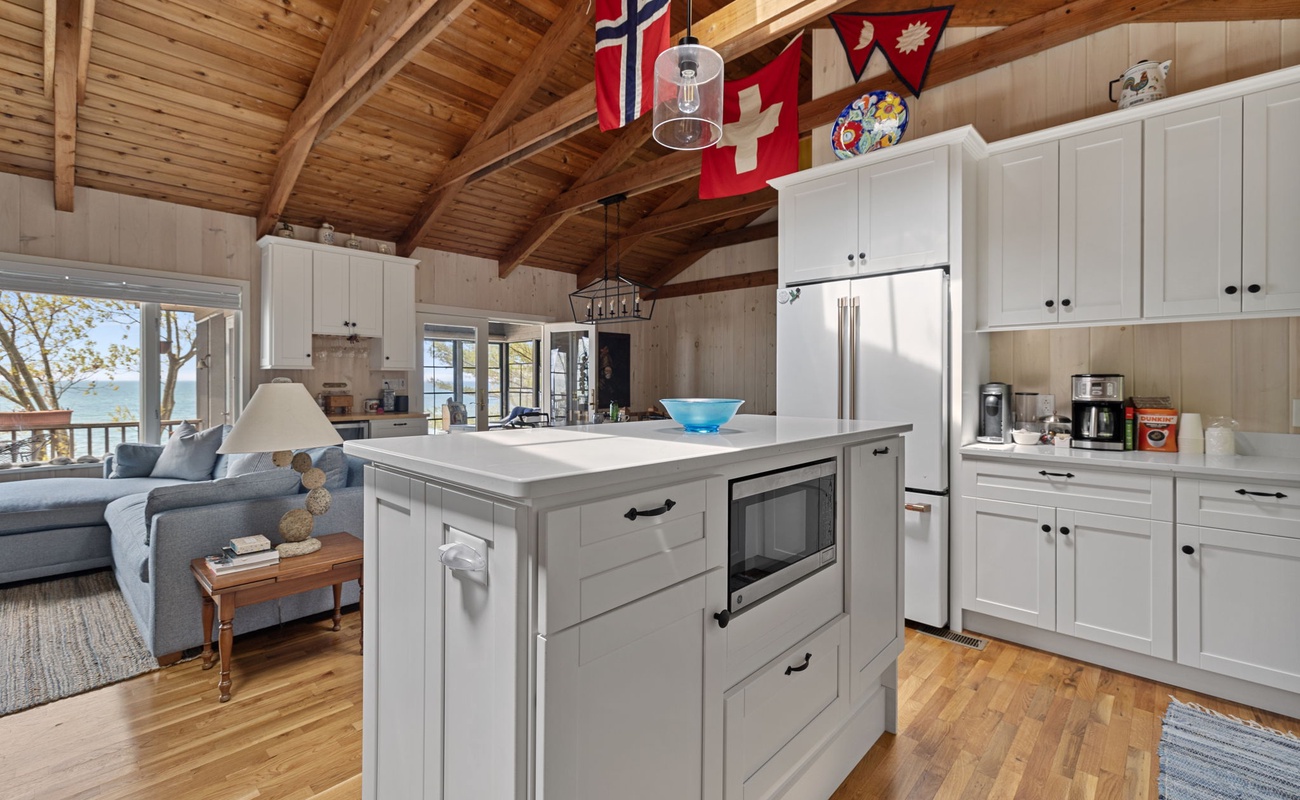 The open design leads you effortlessly from the kitchen into the living room. Yay!