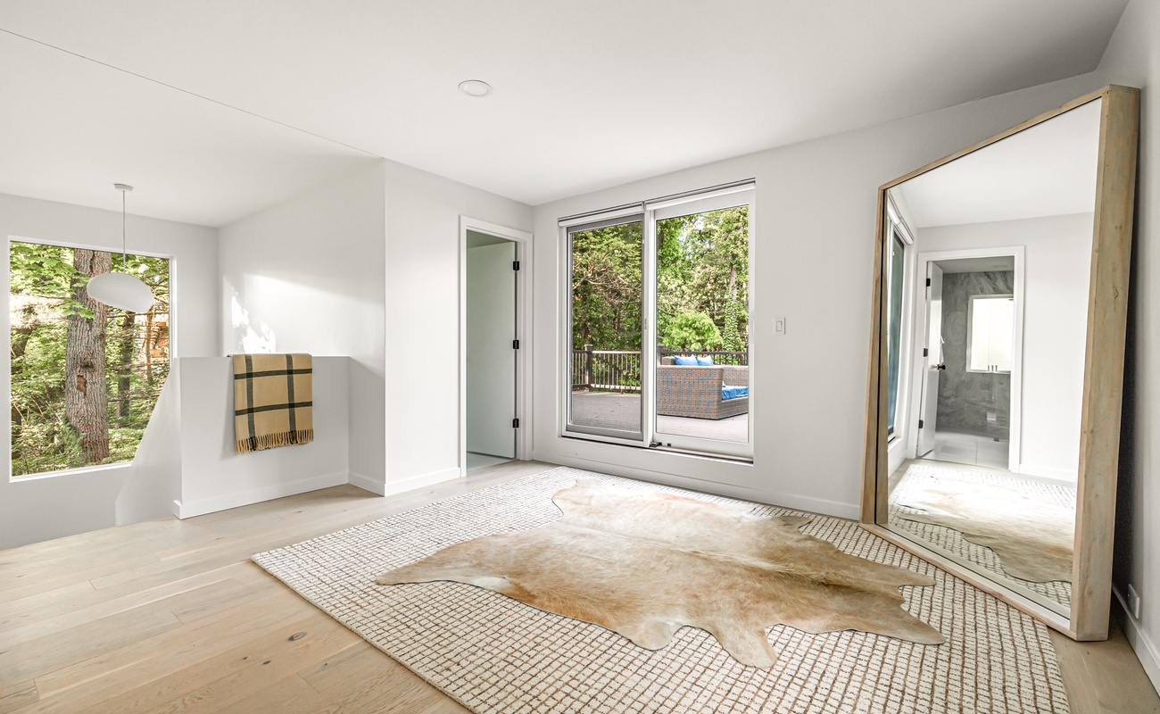 This room’s got main character energy: natural light, a statement mirror, and a balcony to top it off.