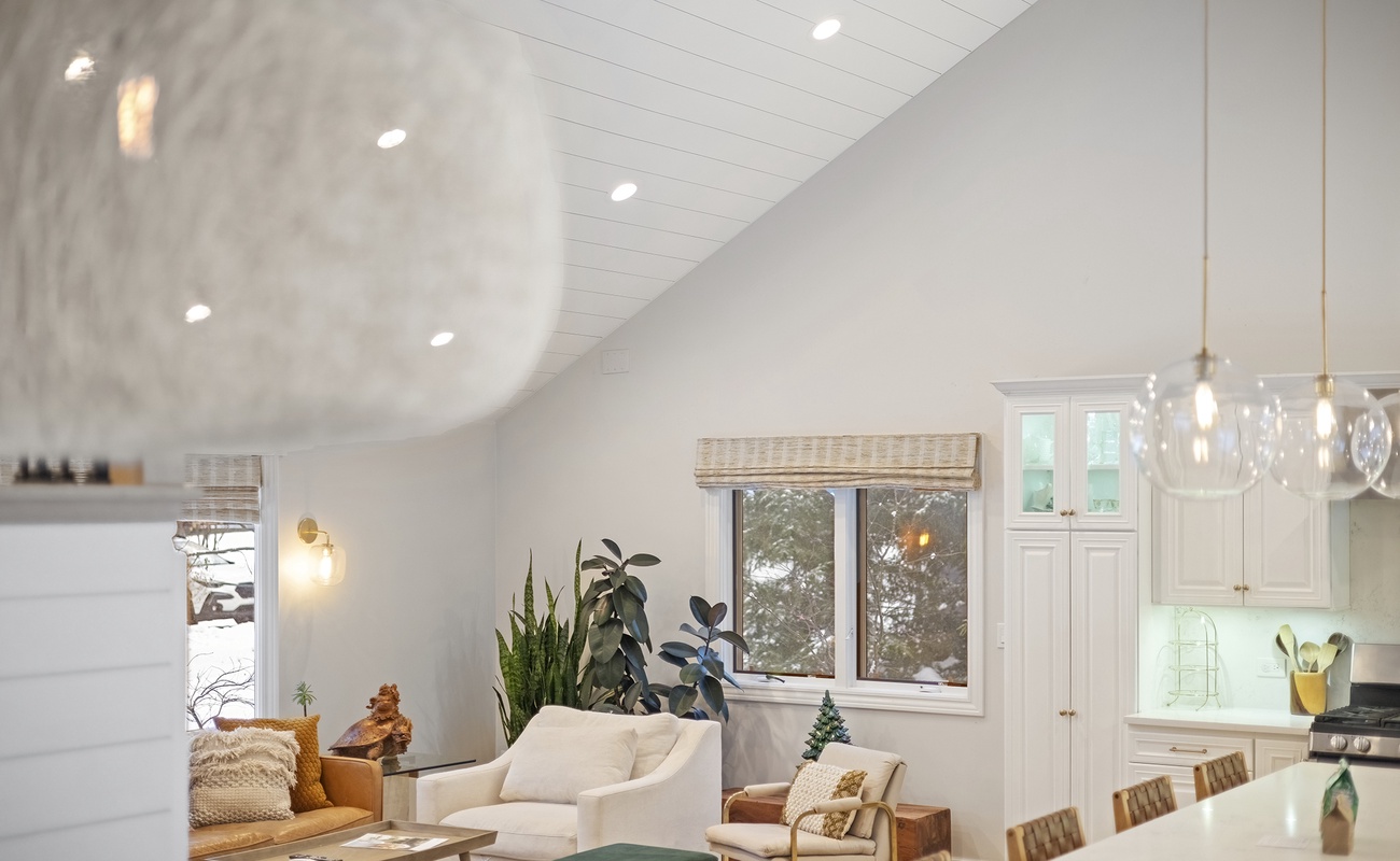 A bright gathering space where conversations flow from kitchen to lounge.