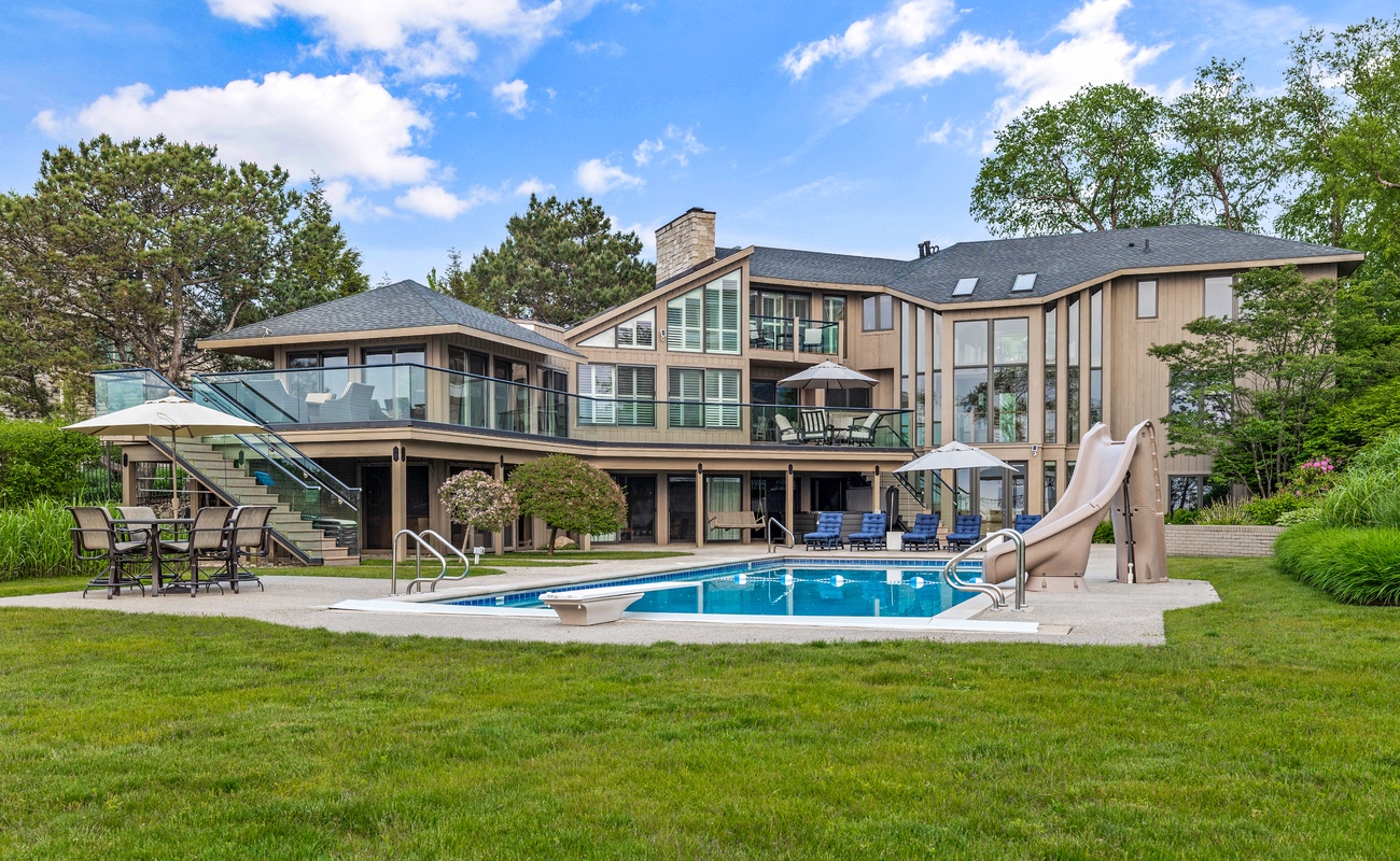 A rich, sumptuous vacay is available. Here. Now.