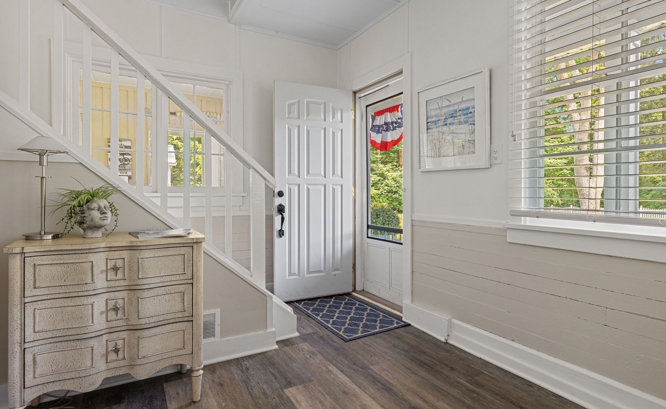 First impressions matter—and this entryway has it down to an art!