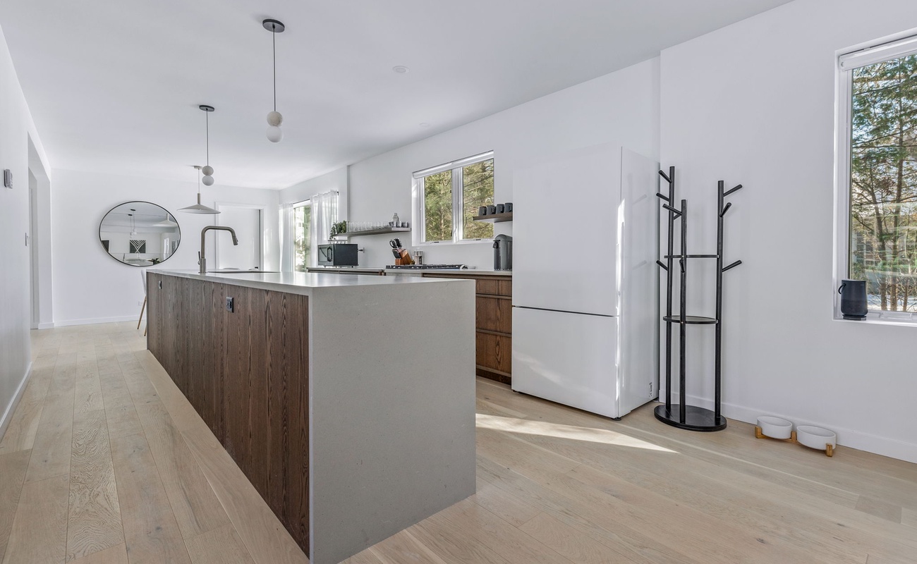 Clean lines, warm tones, and a kitchen that’s ready for cooking and compliments.