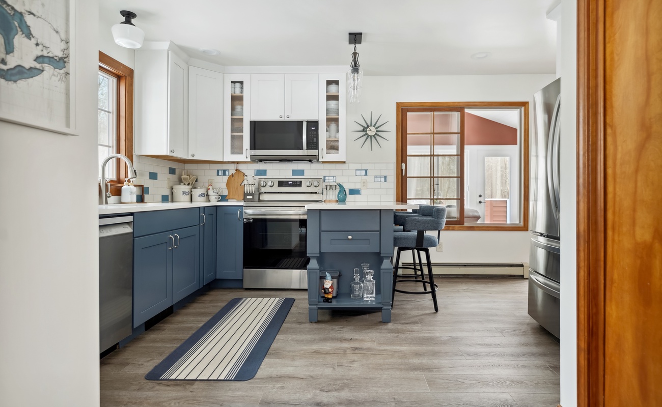 This kitchen didn’t come to play—it came to serve looks and great meals.