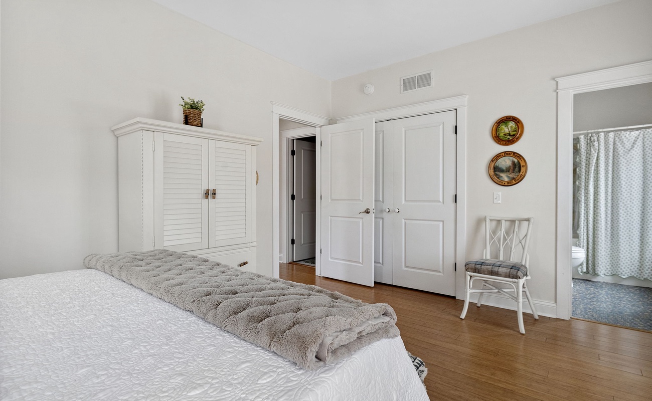 Posh, richly styled, plenty of storage space, and an Ensuite bathroom. Oh, yeah.