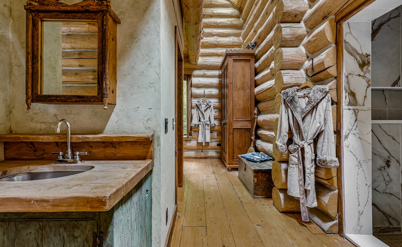 From log beams to marble dreams—this bath blends it all.