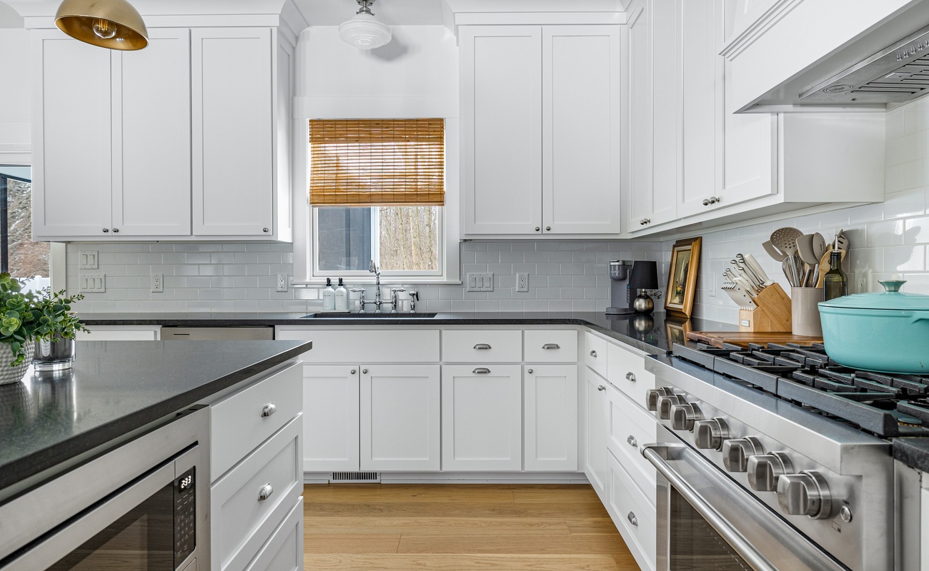 From morning coffee to midnight snacks, this kitchen has you covered.
