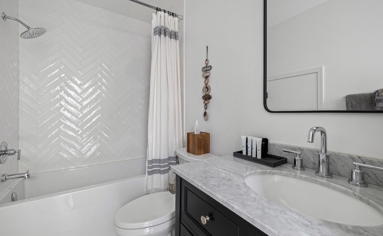 The 2nd bathroom has a convenient shower/tub combo - great for kids!