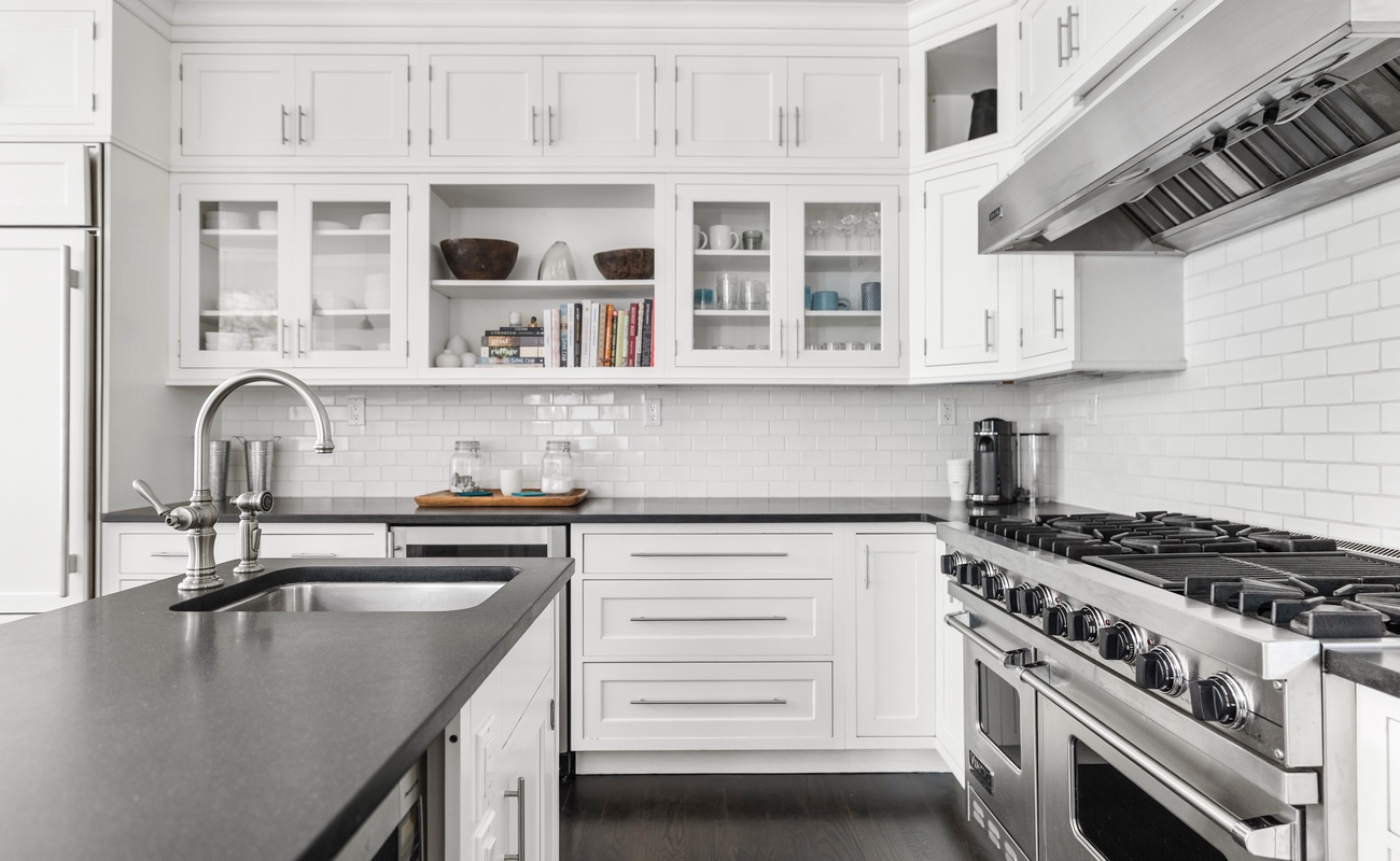 Where luxury lives on the line: Hello, double Viking oven.