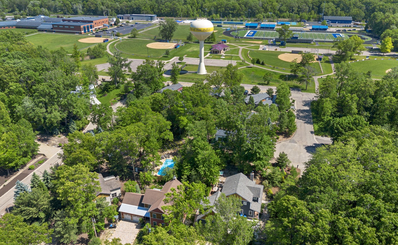 Soaring above the treetops, this magnificent house blends seamlessly with its natural surroundings!