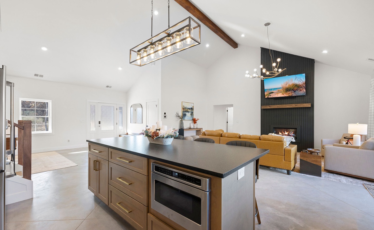 A bright open space where cooking and gathering blend effortlessly.