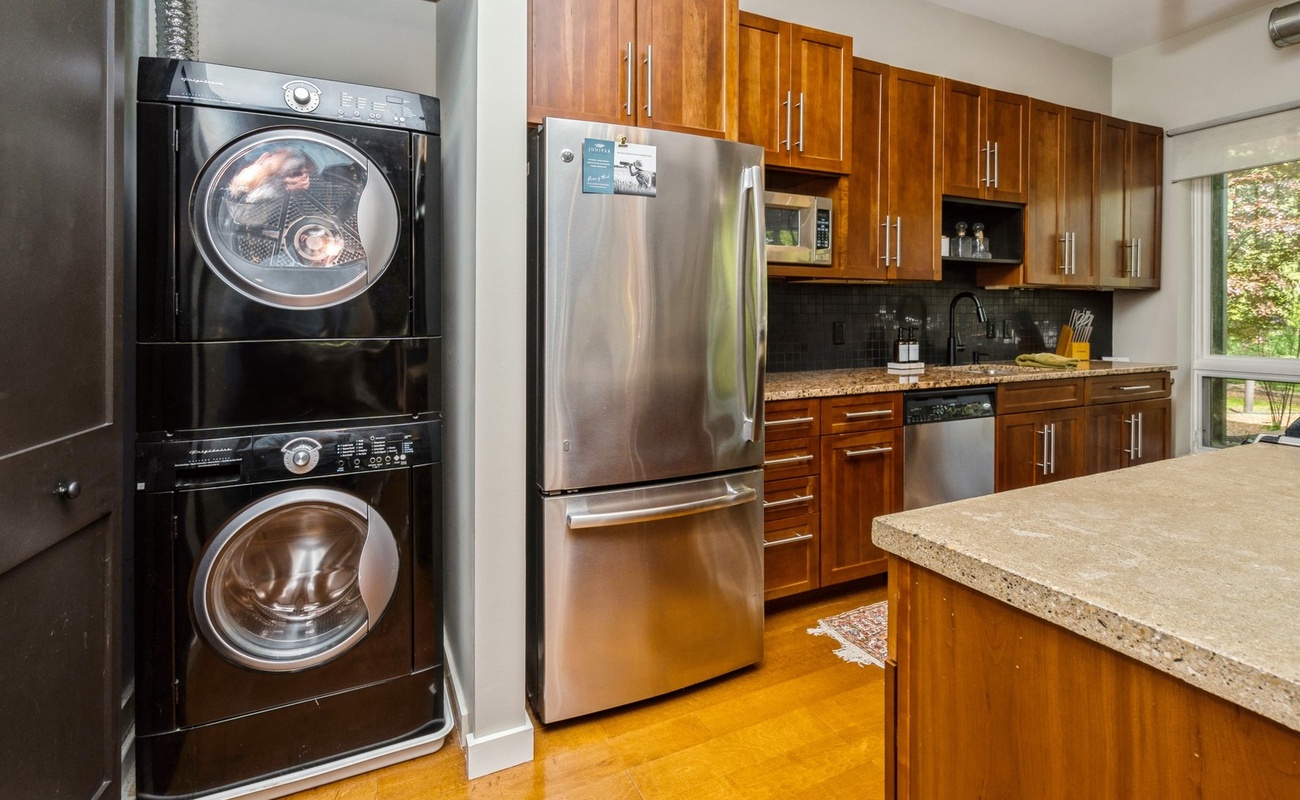 Full kitchen + in-unit laundry = total vacation ease!