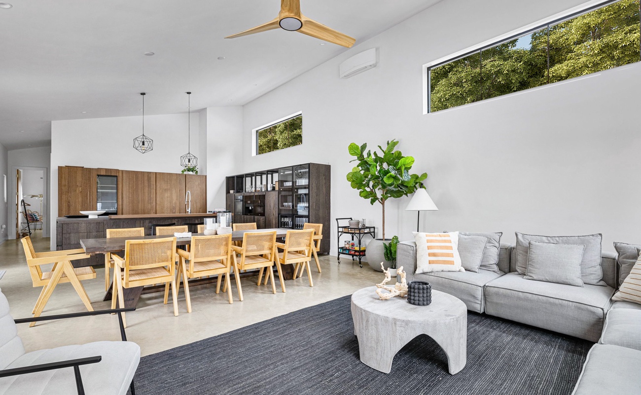 Why choose between cozying up or hosting a feast? This space says ‘do both!’