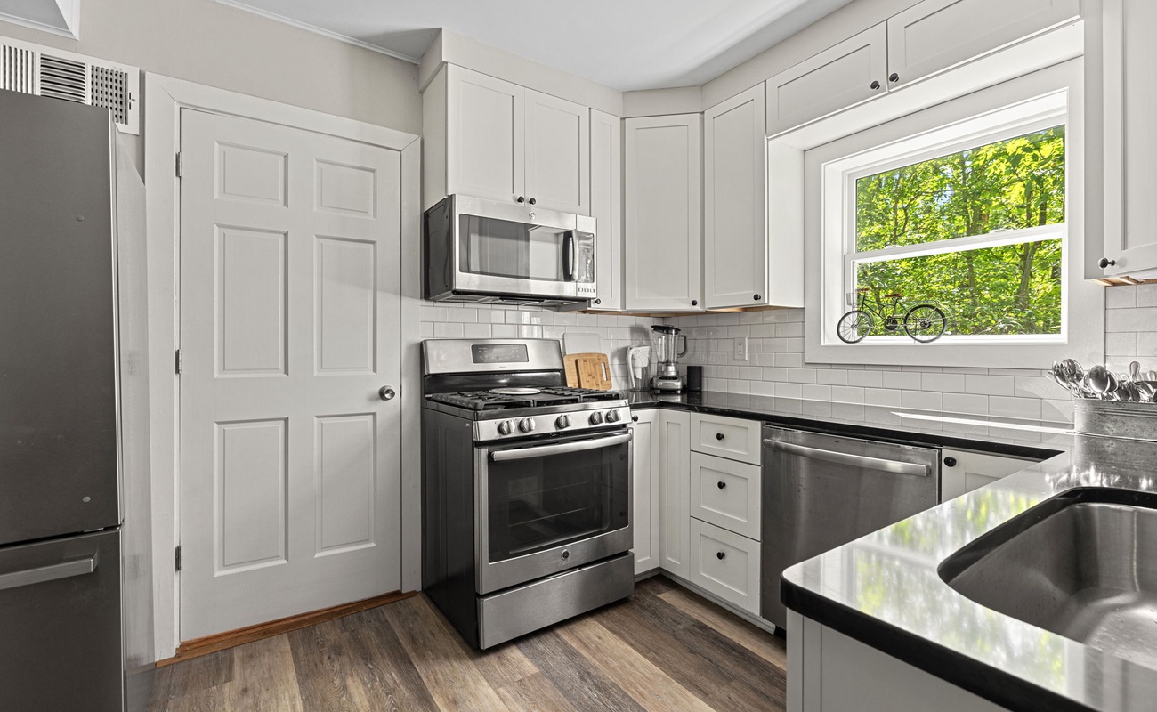 From meal prep to morning coffee, this kitchen’s got you covered with its clean design and thoughtful layout.