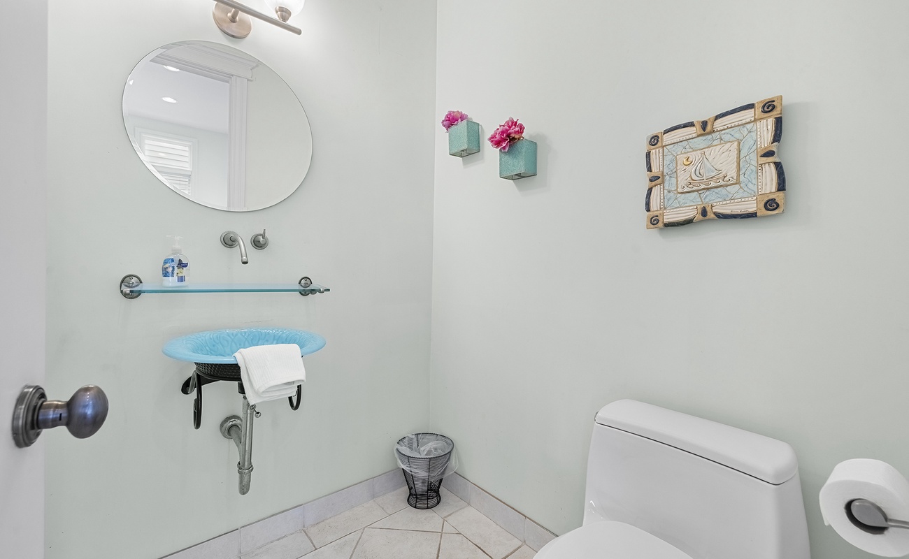 A convenient powder room made for easy in-and-out moments.