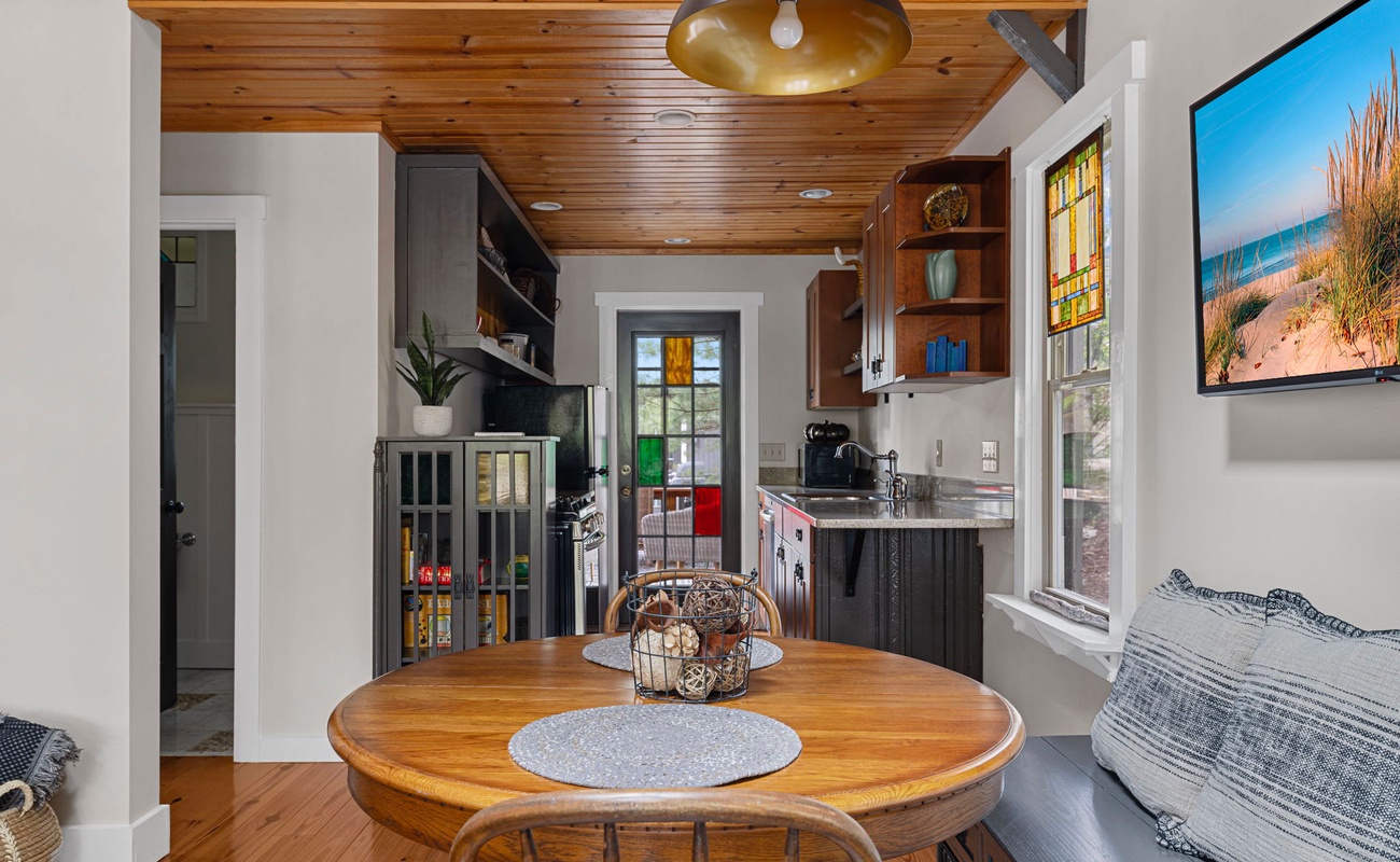 Some guests have said Meadow Pines has a Frank Lloyd Wright vibe to it-we agree.