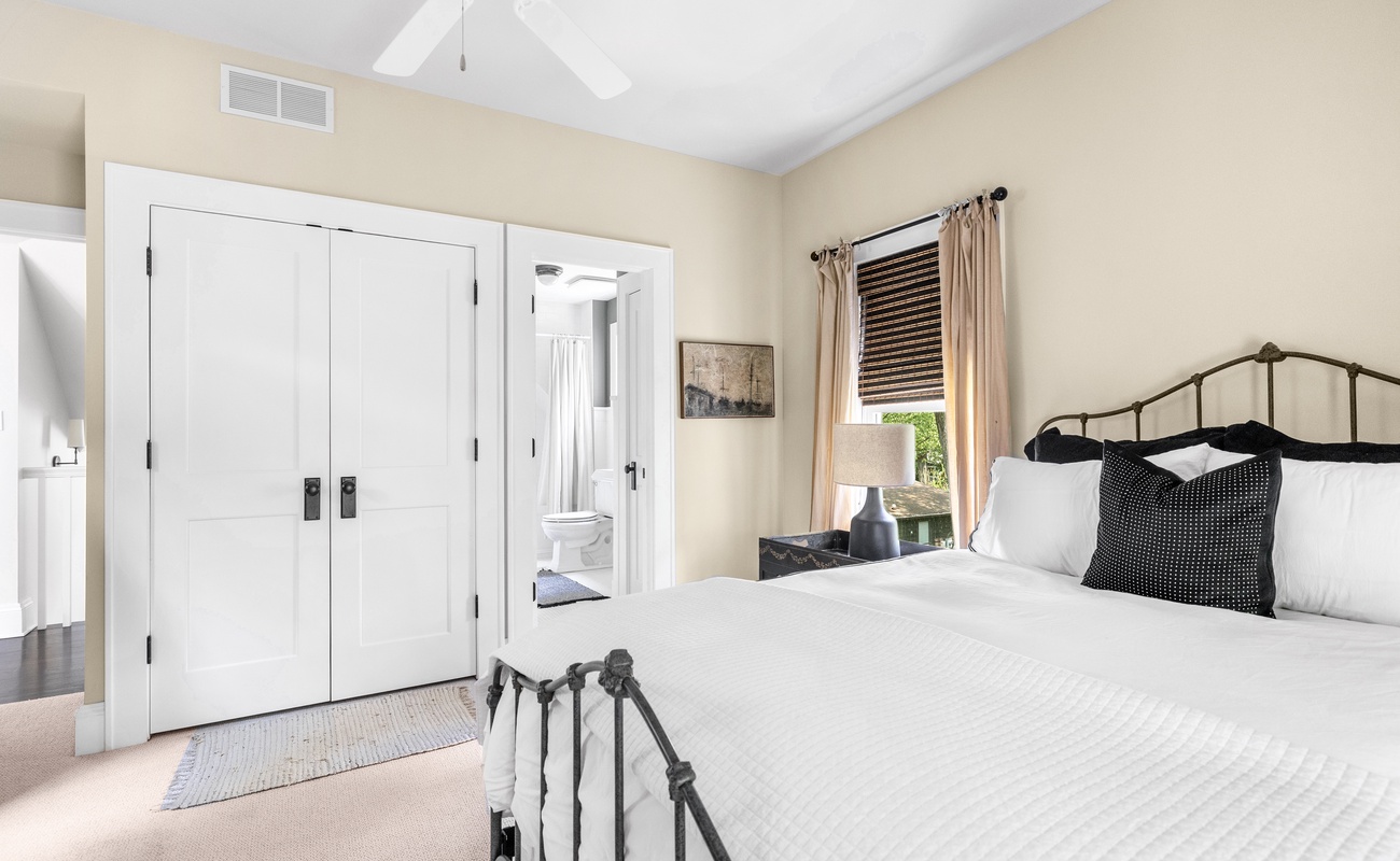 Ensuite ease, plush bedding, and timeless charm.