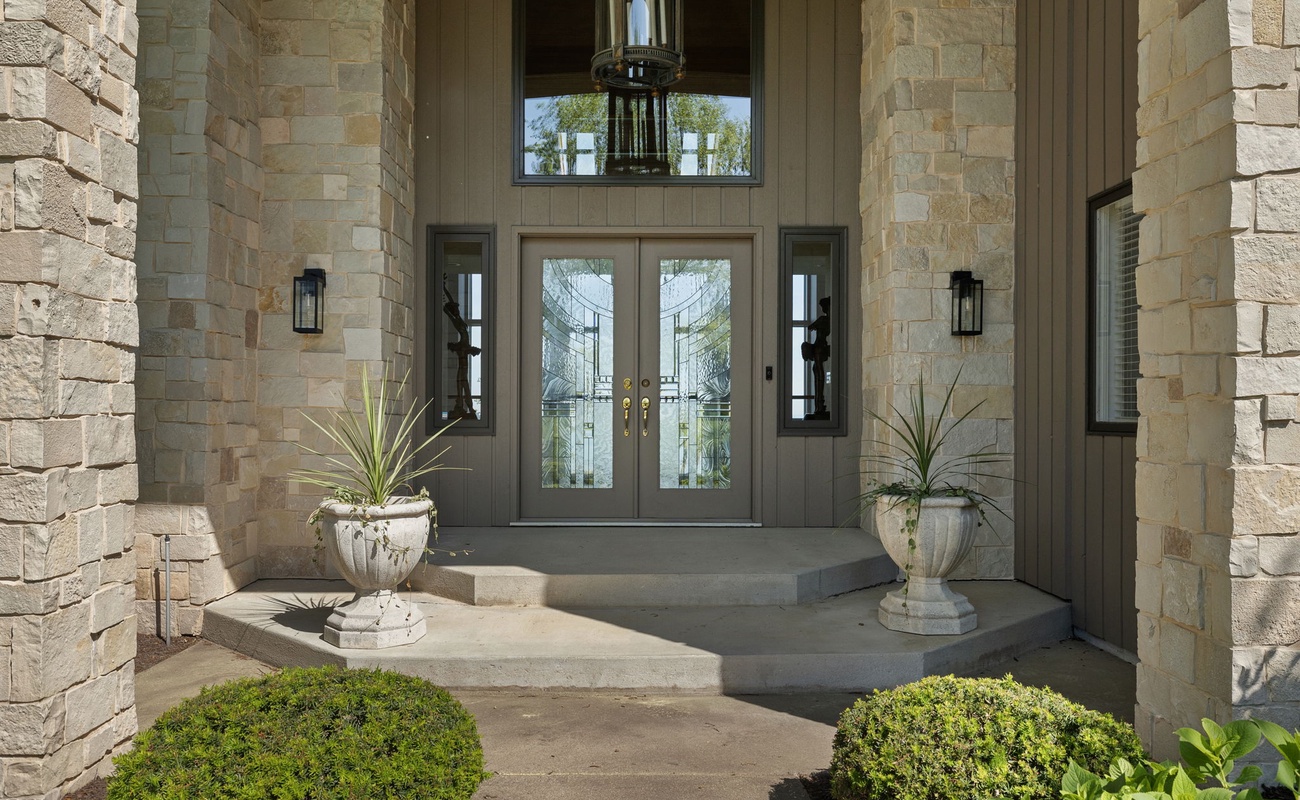 An awesome entryway for an awesome vacation home. Indeed, indeed.