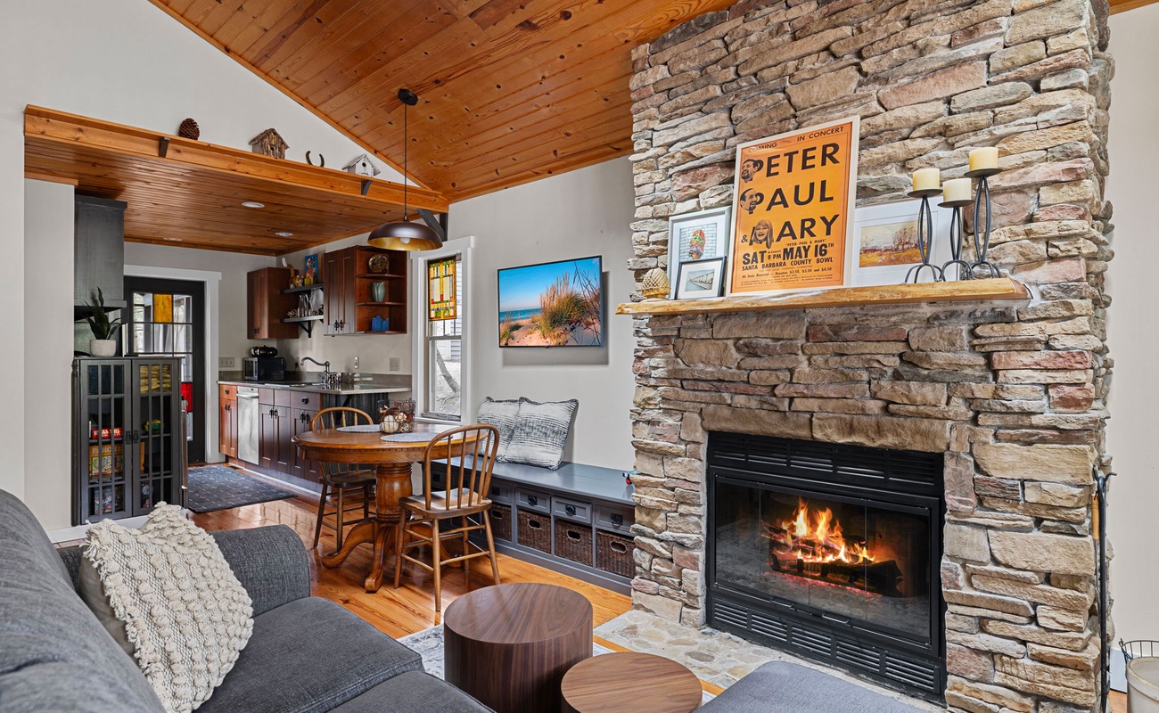 Cool beans. Legendary folk singers Peter, Paul and Mary have stayed here!