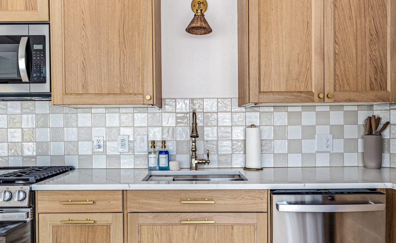 Bright, stylish, and fully equipped. This kitchen is ready for pancake mornings and wine-filled evenings!