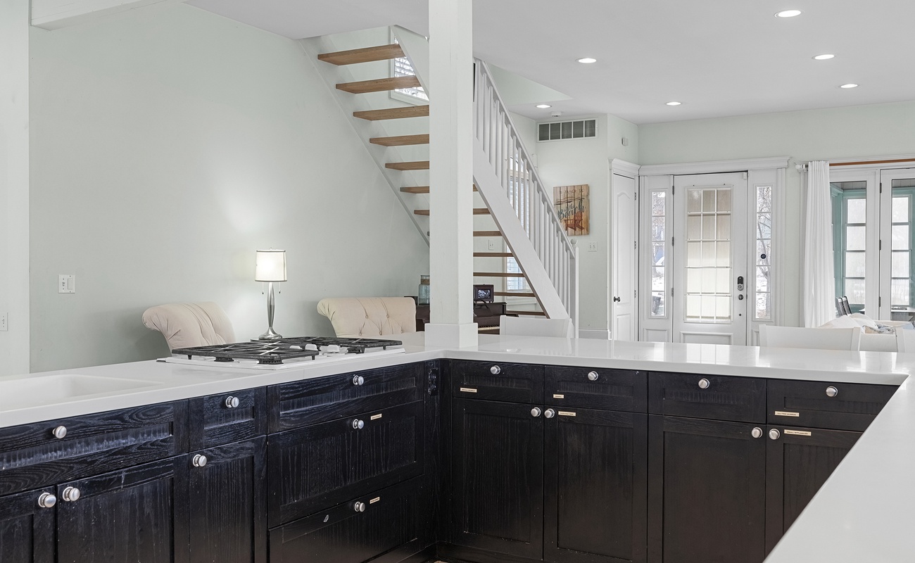 A generous kitchen where cooking stays social and everything flows.