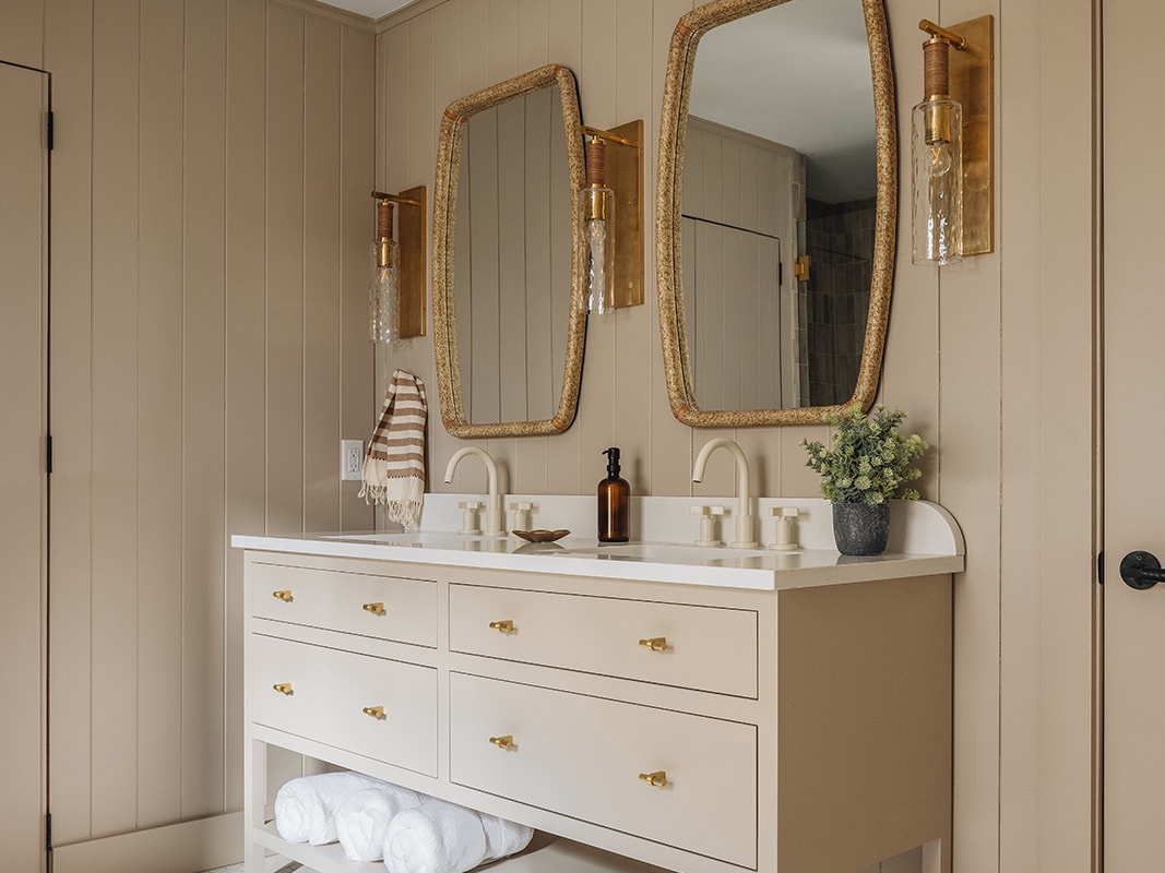 Dual vanity sinks with all the trimmings - Life is good here, People.