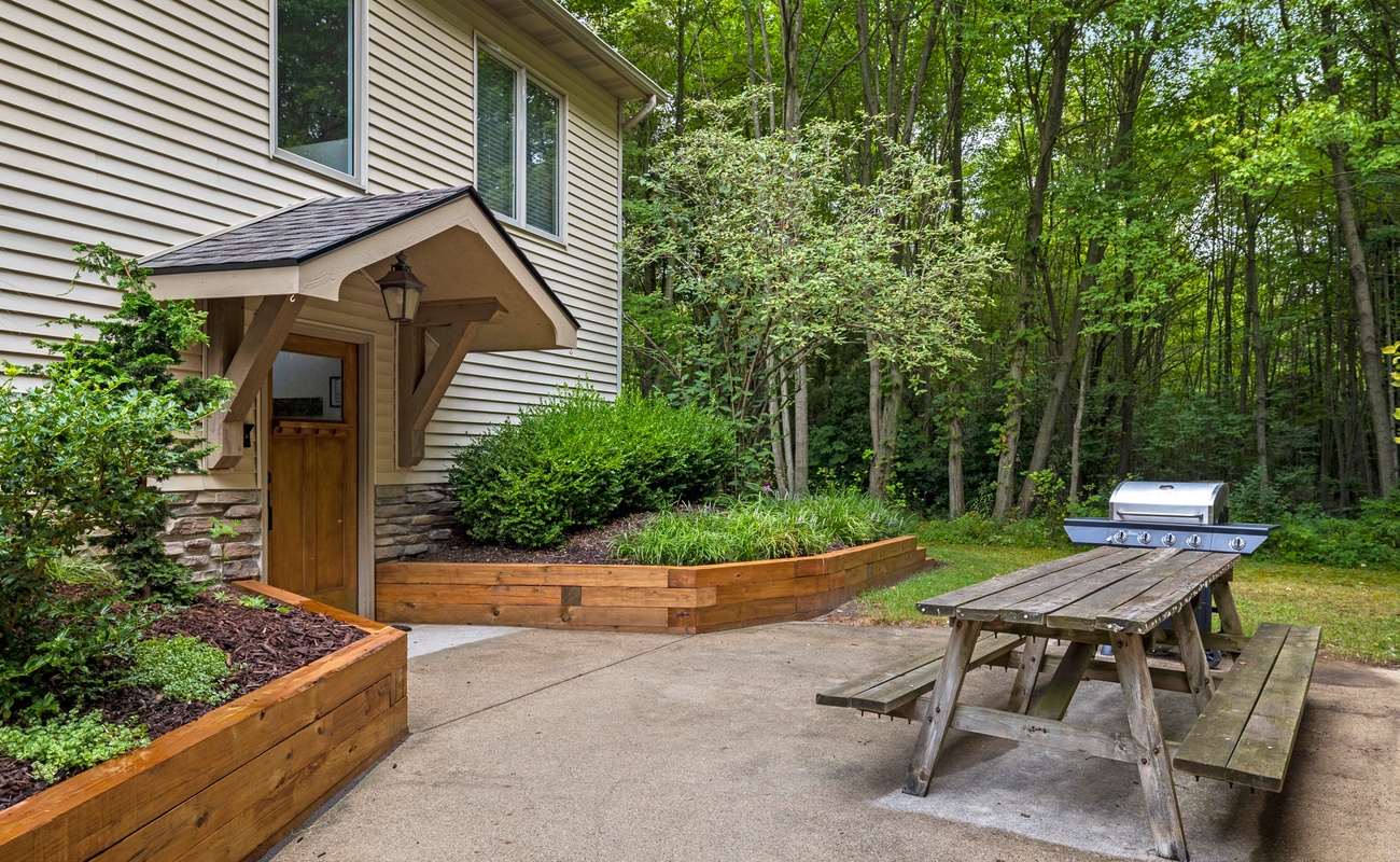 Enjoy alfresco meals on the outdoor picnic table.