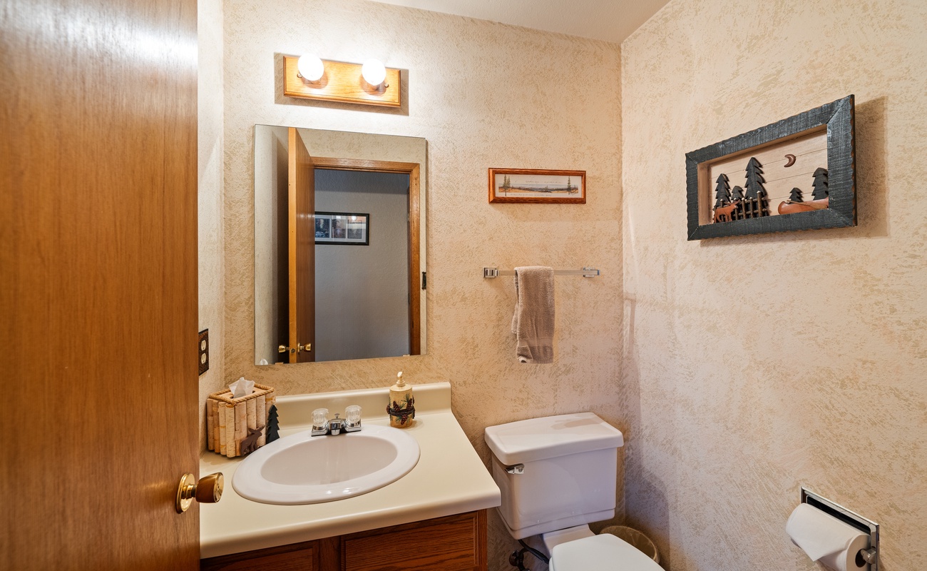 Reflecting on the little things! This bathroom setup is all about simplicity and style.