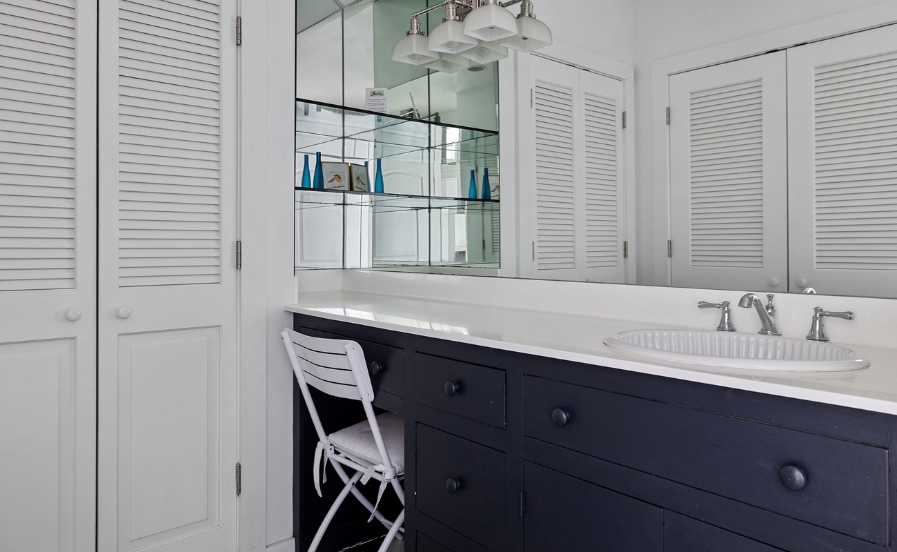 A slick and chic metropolitan design is this bathroom's mojo. Oh, yeah.