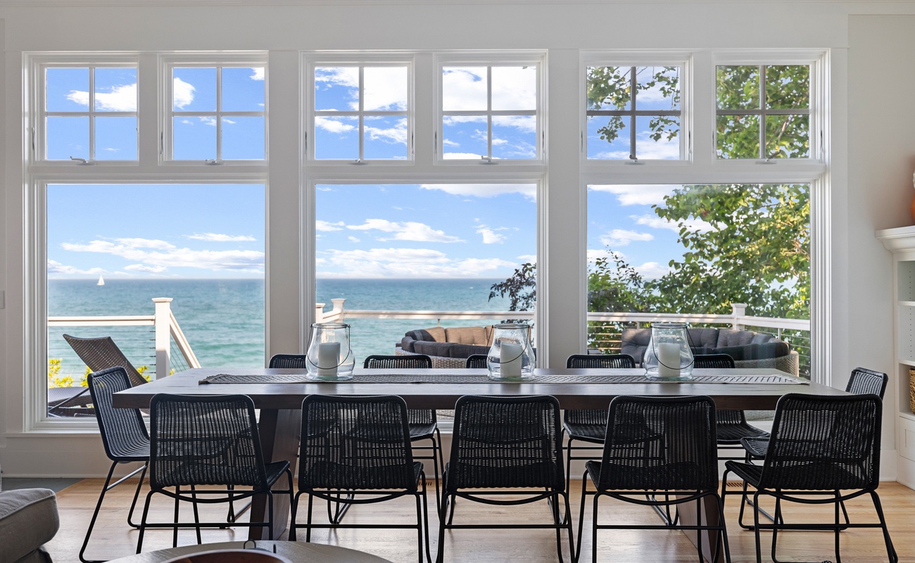 Imagine enjoying meals with this view every day!