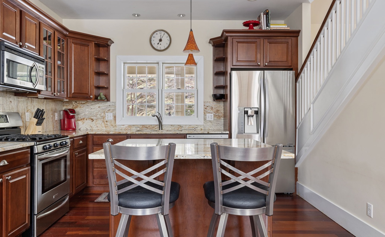 Delicious vacation meals come easily out of this awesome fully-equipped kitchen.