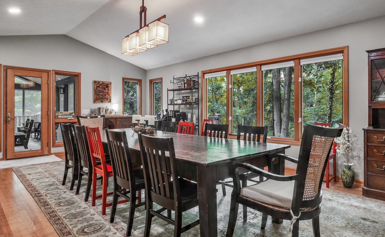 Forest views, bold chairs, and dinner party flair.