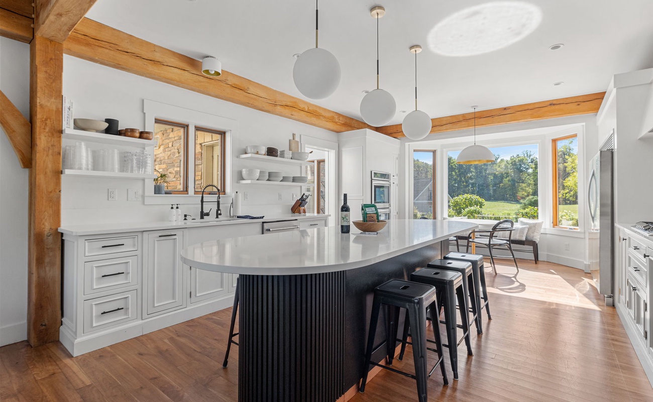 Open shelves, a sleek island, and sunlight pouring in—cooking just became a little more luxurious.