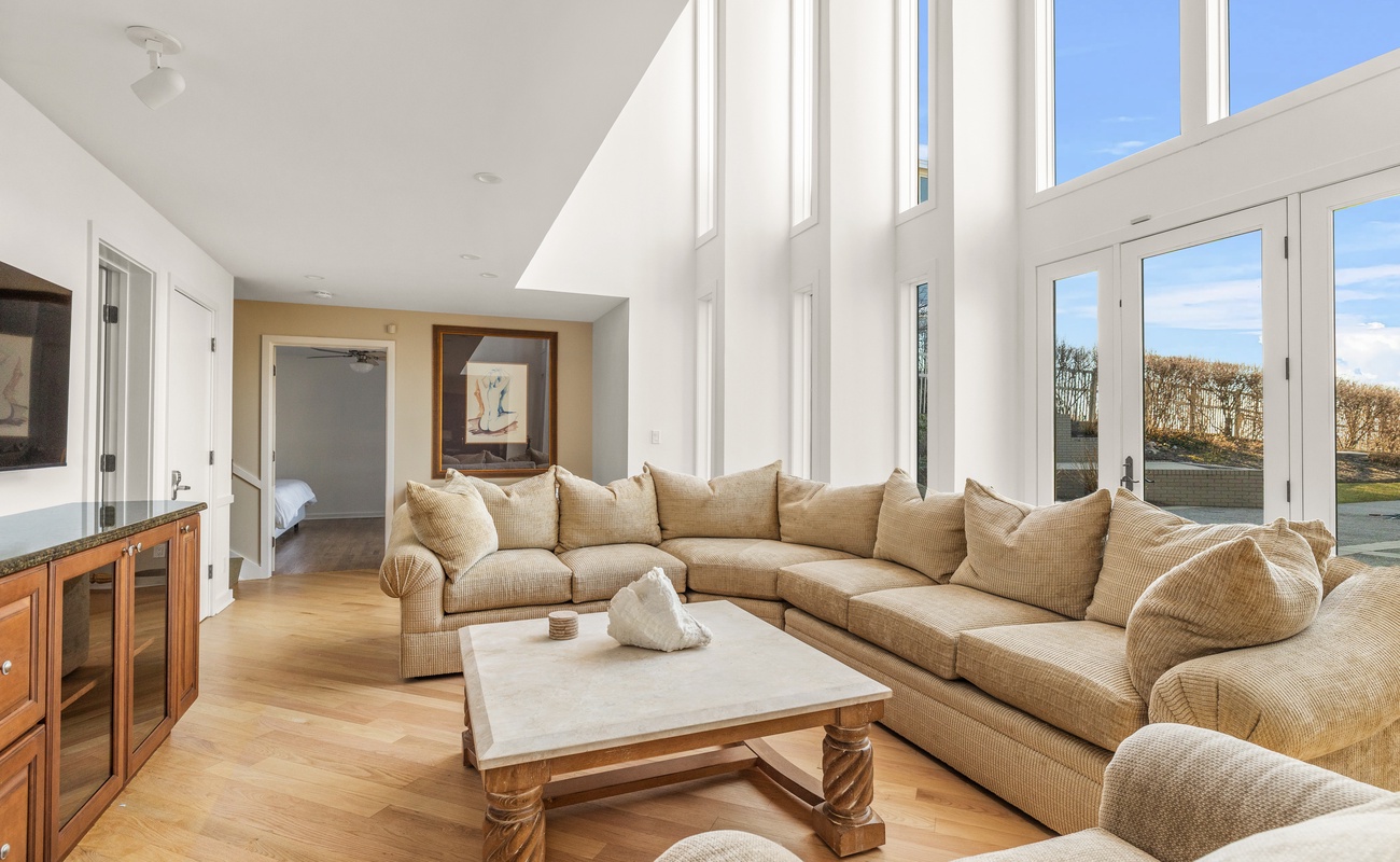 Stunning Lake Michigan views. Fabulous architecture. Amazing natural light. Yep!