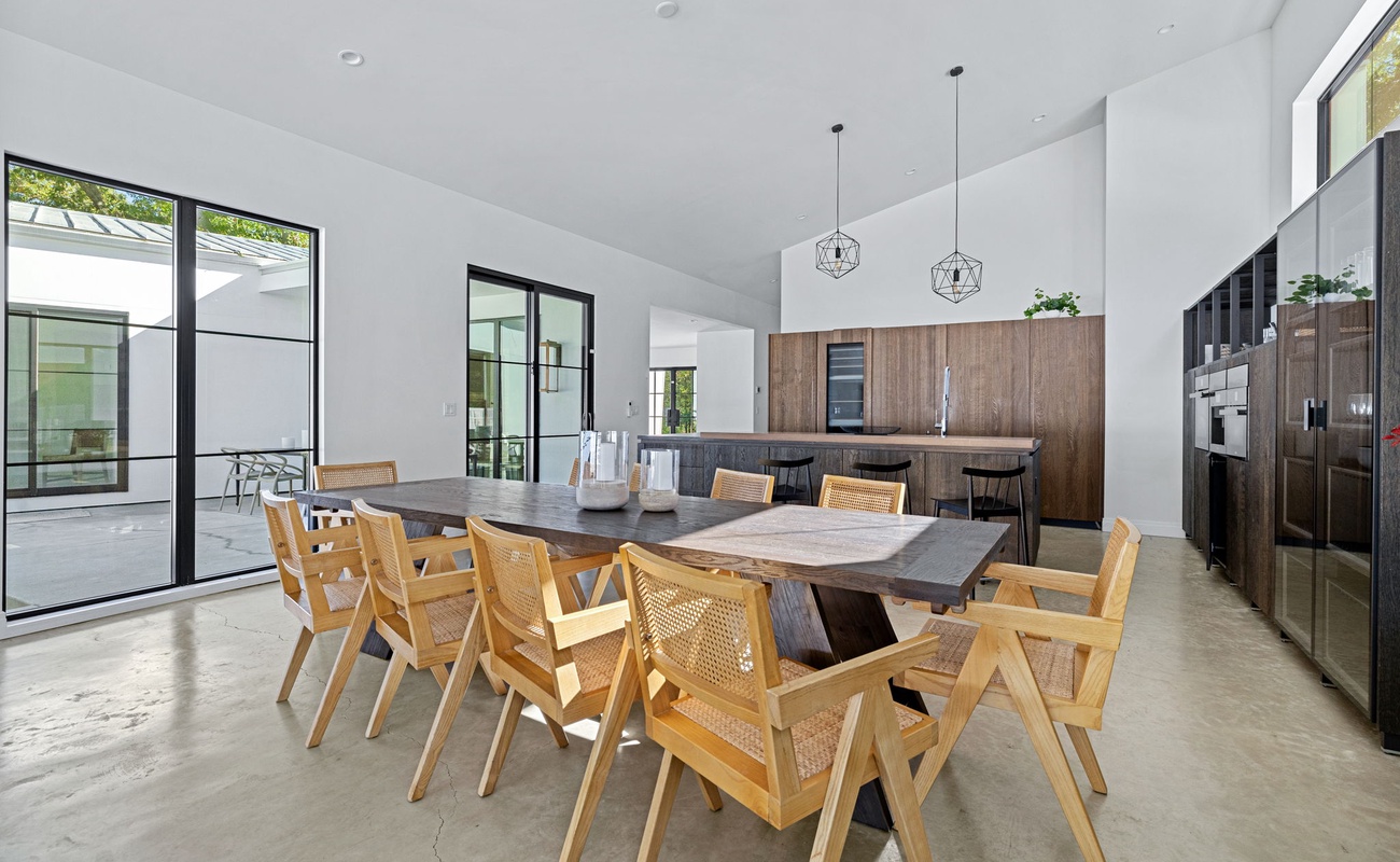 From casual breakfasts to gourmet feasts, this space is serving up style with every meal.