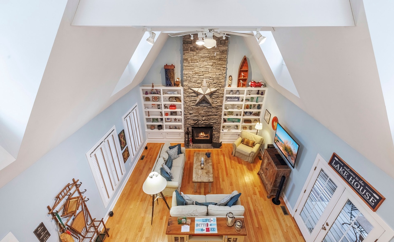 Star Cottage's architecture in full view.