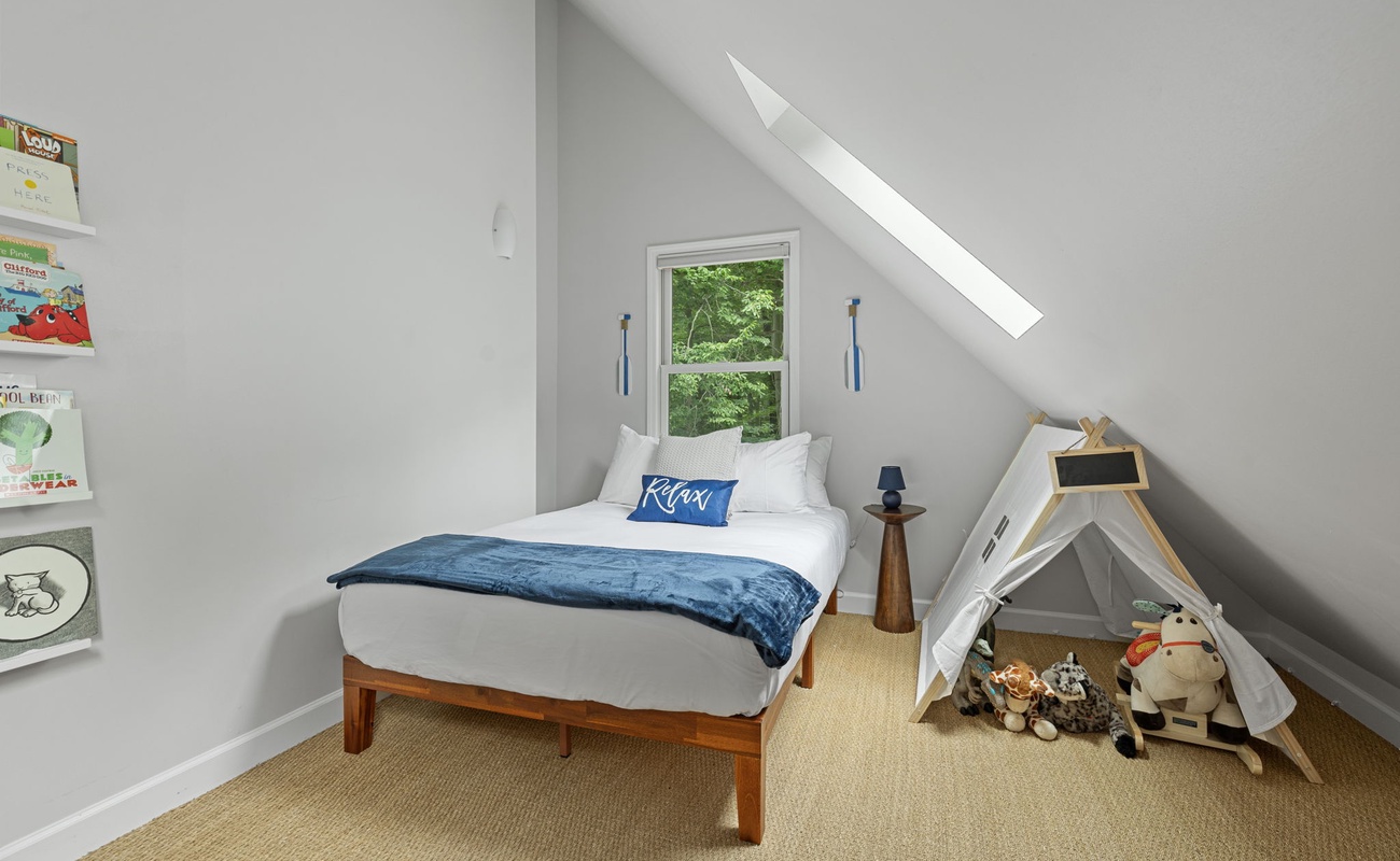Charming attic escape – perfect for a peaceful night's sleep under the stars!