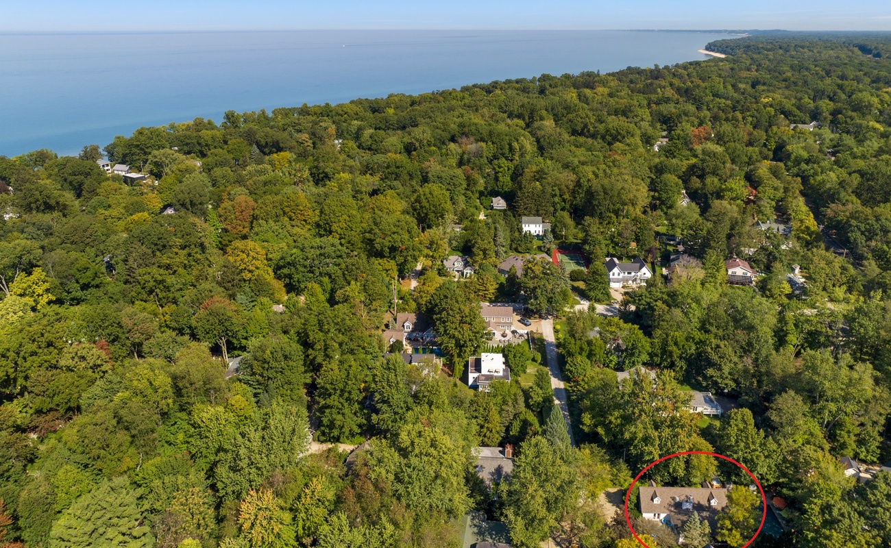 Casa Azur is just moments away from the lake where you can enjoy lakeside strolls!