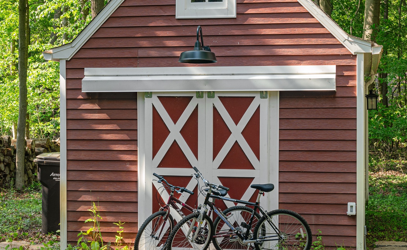 Classic cottage vibes with bikes included.