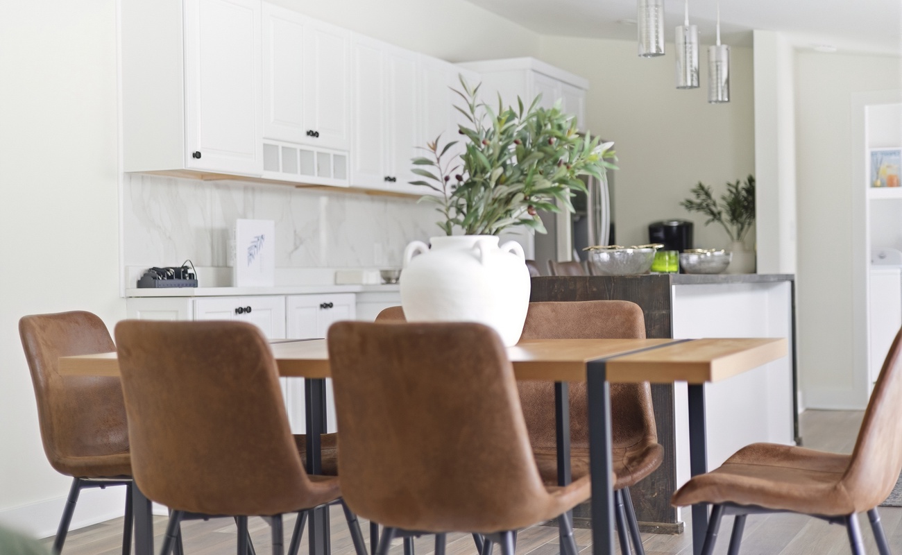 From the dining table, the kitchen and island stay fully in view