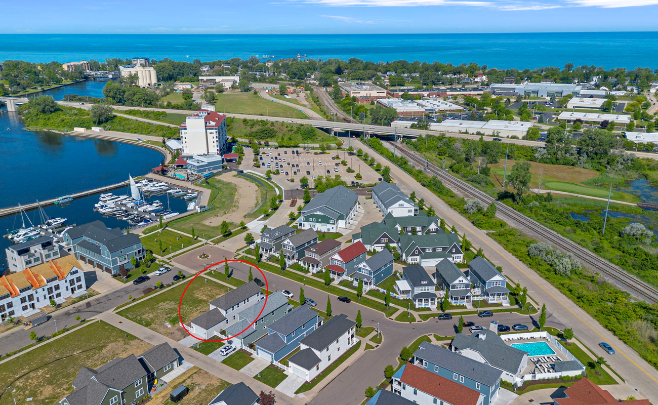 This view shows the harbor is literally just a block away! Ooh-la-la!