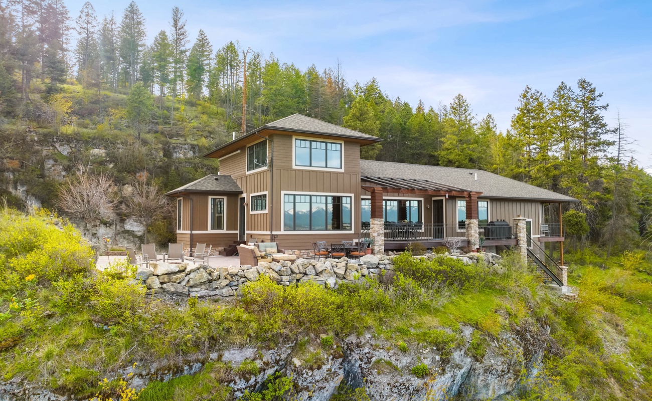 Where luxury meets the wilderness edge. Don’t just look at the view—live in it.