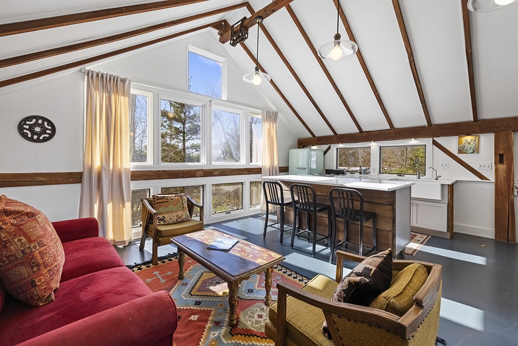 Luxury Berrywood Farm loft near Fennville wineries and Lake Michigan.