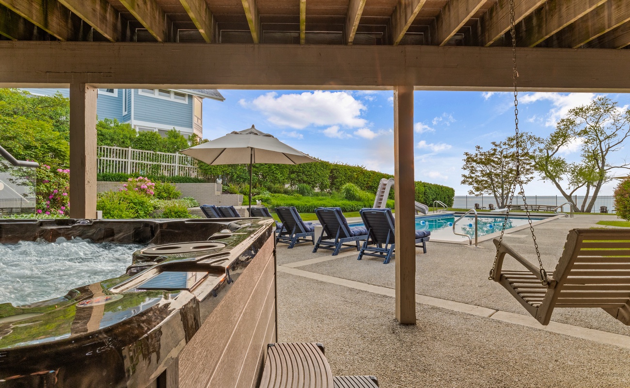 Bubble therapy is always a good idea—dip, soak, and let the beachside bliss begin!