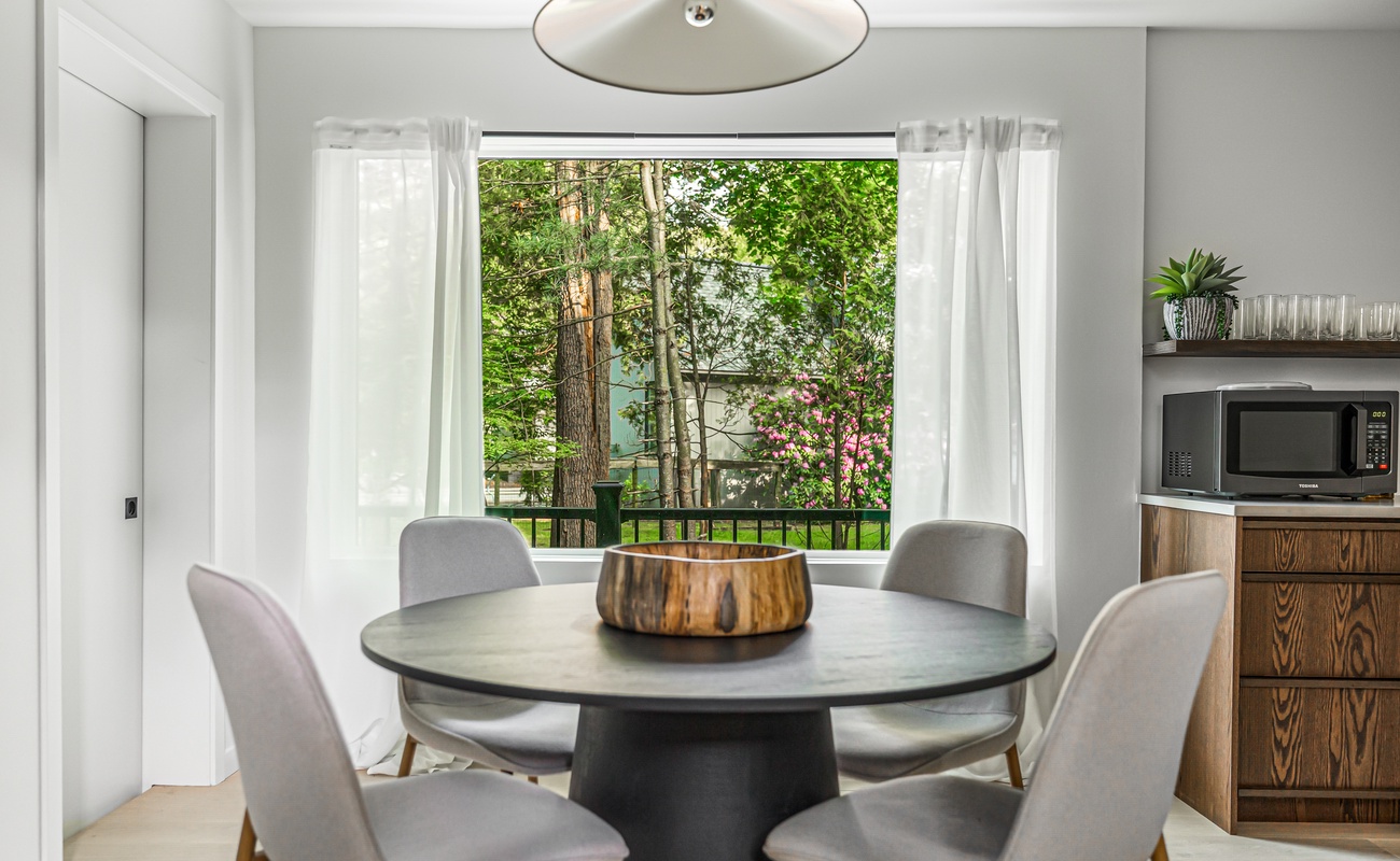 This dining setup proves that even a simple wooden bowl can steal the show. Who’s bringing the salad?