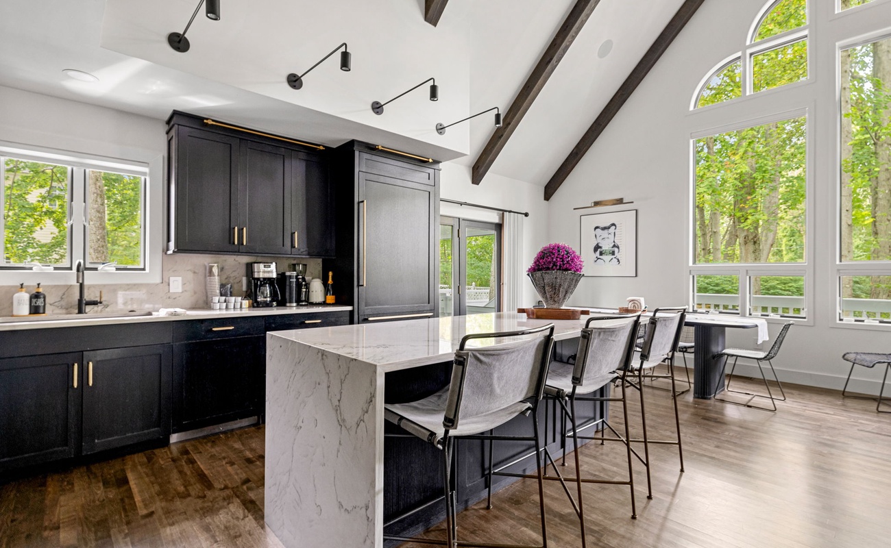 From morning coffee to midnight snacks, this kitchen’s got you covered.