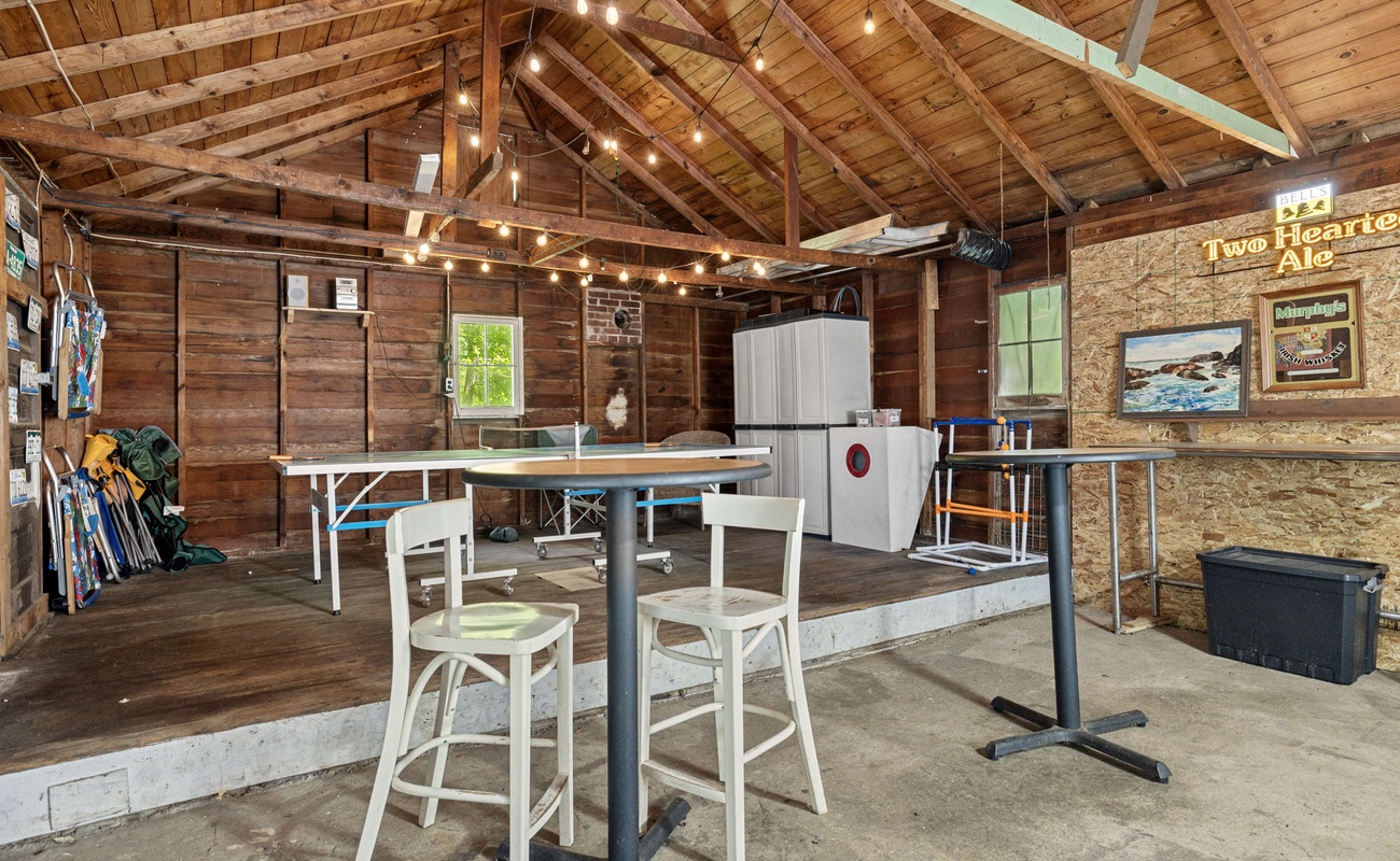 A laid-back atmosphere awaits you in this chill-out spot, with ping-pong + more!